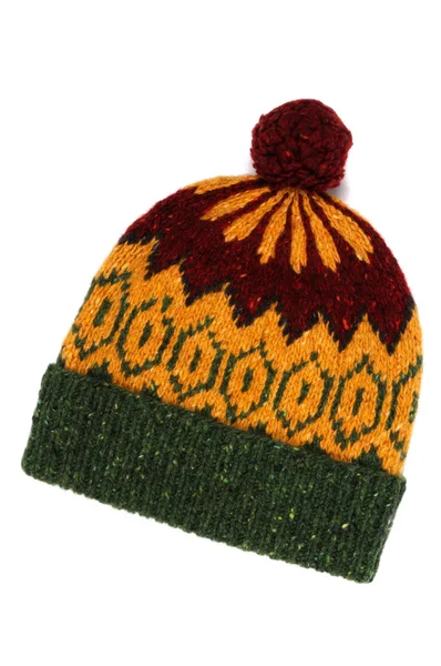 Beyaz bir arka plan üzerine örme şapka. İşlemeli. Yukarıdan görüntülemek.