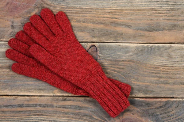 Κόκκινο Πλεκτό Γάντια Ένα Ξύλινο Υπόβαθρο Handwork Θέα Από Ψηλά — Φωτογραφία Αρχείου