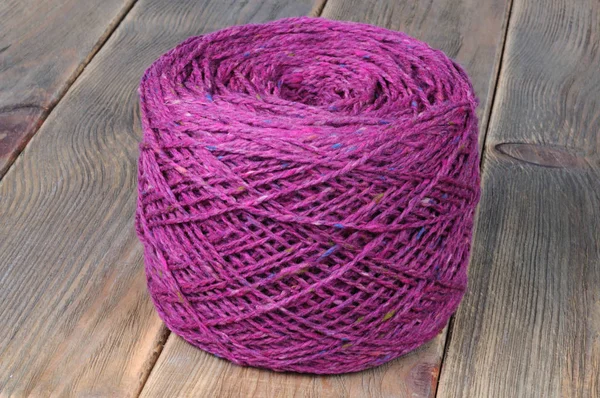 一串紫色针织纱线 木制背景 前视图 — 图库照片