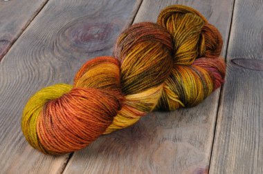 Çok renkli el yapımı yün Konular ahşap arka plan üzerinde bir hank. Önden Görünüm.