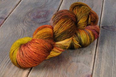 Farklı renklerde iplik kabuğu. Ön görünüm.