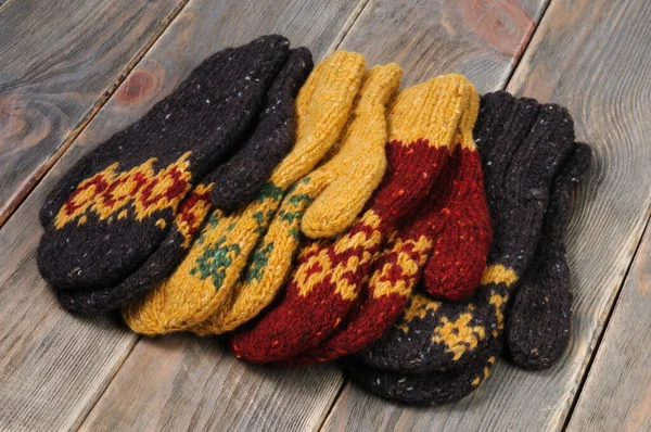 Ahşap bir arka planda dört çift eldiven. Yukarıdan görüntüle.