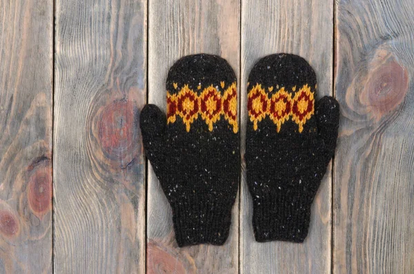 Ahşap arka planda kahverengi eldivenler. Yukarıdan görüntüle.