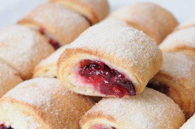 Beyaz arka planda reçelli ve şekerli taze pişmiş çörekler. Fırında pişirilmiş..