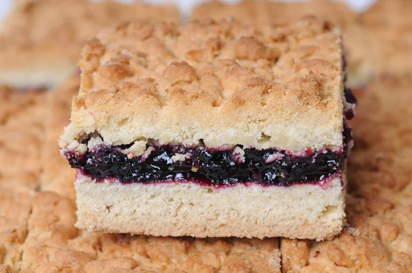 Beyaz arka planda yaban mersini reçelli kurabiyeler. Pişirme.