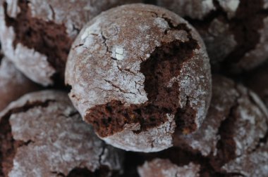 Çikolata parçalı kurabiyeler, yakın plan, seçici odaklanma. Kurabiye pişirme.