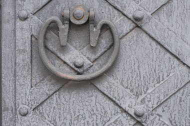 Sürgülü ve cevizli metal kapı kolu. Fotoğrafın yakın plan çekimi.