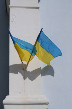 Duvarda Ukrayna bayrakları var. Ukrayna bayrağı. Sarı-Mavi bayrak.