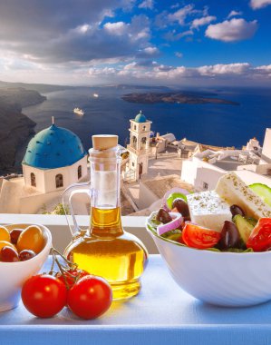 Ελληνική σαλάτα κατά την εκκλησία στο χωριό Οία, Σαντορίνη, Ελλάδα