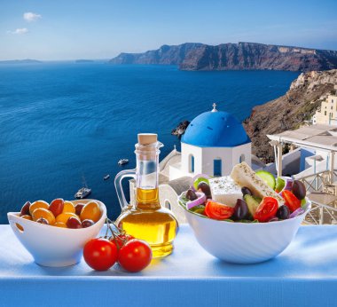 Ελληνική σαλάτα κατά την εκκλησία στο χωριό Οία, Σαντορίνη, Ελλάδα