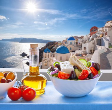 Ελληνική σαλάτα κατά την εκκλησία στο χωριό Οία, Σαντορίνη, Ελλάδα