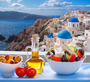 Ελληνική σαλάτα κατά την εκκλησία στο χωριό Οία, Σαντορίνη, Ελλάδα