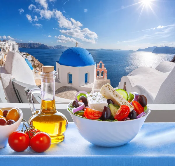 Grekisk Sallad Mot Kyrkan Byn Oia Santorini Island Grekland — Stockfoto
