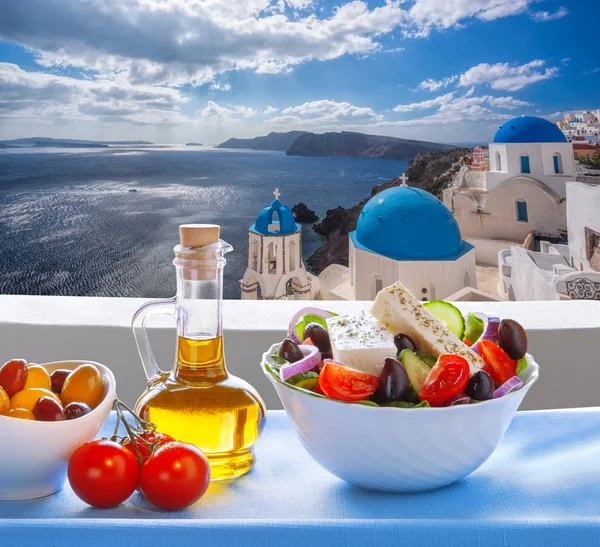 Ensalada Griega Contra Famosa Iglesia Pueblo Oia Isla Santorini Grecia — Foto de Stock