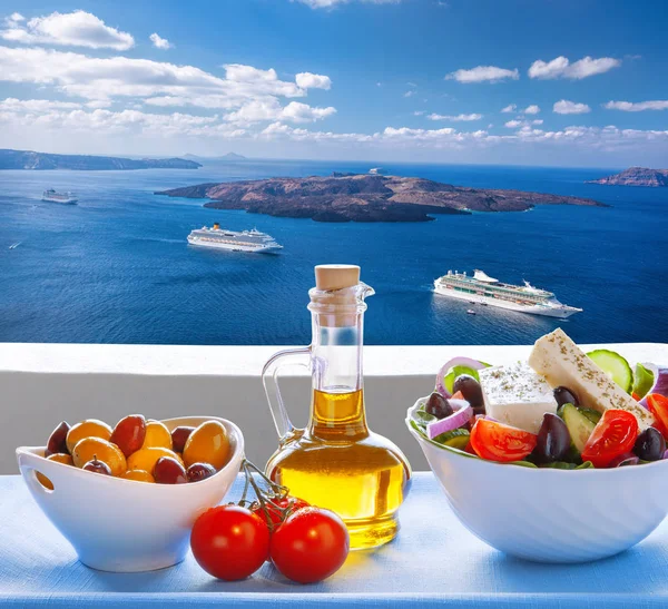 Salade Grecque Contre Caldera Avec Des Navires Sur Île Santorin — Photo