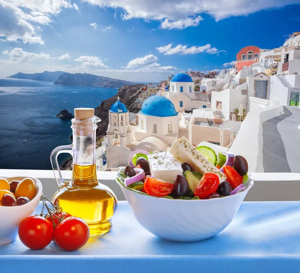 Ensalada Griega Contra Famosa Iglesia Pueblo Oia Isla Santorini Grecia — Foto de Stock