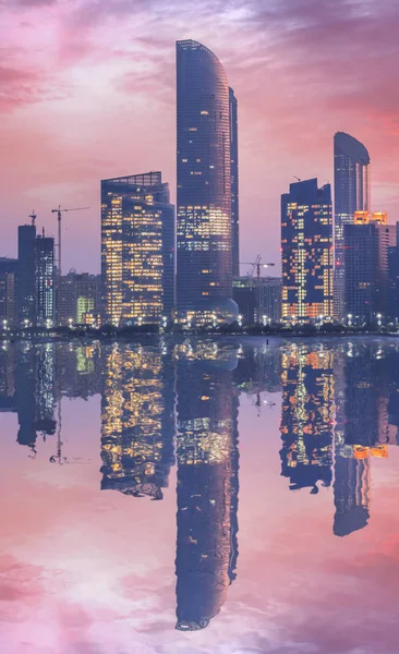 Wolkenkrabbers Avond Abu Dhabi Verenigde Arabische Emiraten — Stockfoto