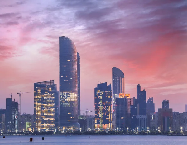 Skyskrapor Kvällen Abu Dhabi Förenade Arabemiraten — Stockfoto