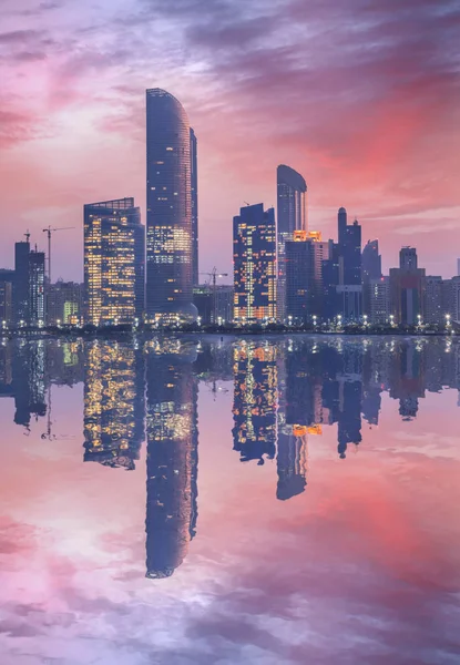 Wieżowce Godzinach Wieczornych Abu Dhabi Zjednoczone Emiraty Arabskie — Zdjęcie stockowe
