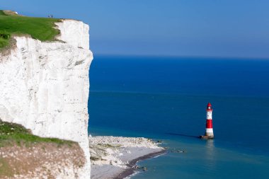 Eastbourne, Doğu Sussex, İngiltere yakınlarındaki tebeşir kayalıkları olan Beachy Head Deniz Feneri