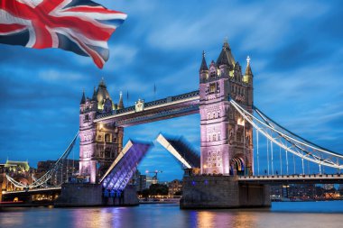 Ünlü Tower Bridge ile akşam, Londra, İngiltere, İngiltere'de kapı açın
