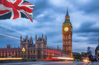 Big Ben'e ve Parlamento gece, Londra, İngiltere