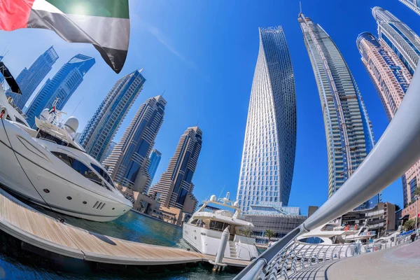 Dubai Marina Con Barcos Contra Rascacielos Dubai Emiratos Árabes Unidos — Foto de Stock