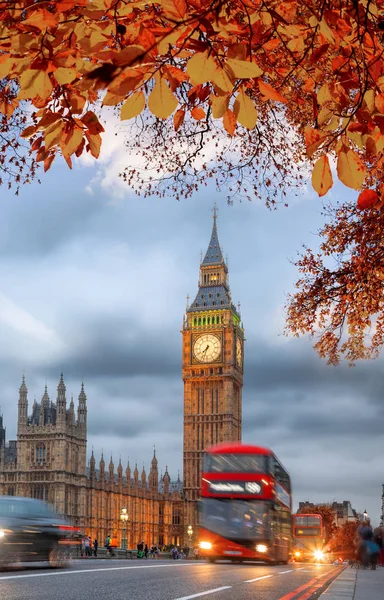Buses Autumn Leaves Big Ben London England — Stock Photo, Image