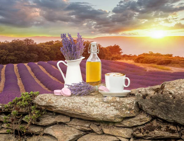 Lavendel Stilleben Med Kopp Kaffe Mot Fält Provence Frankrike — Stockfoto