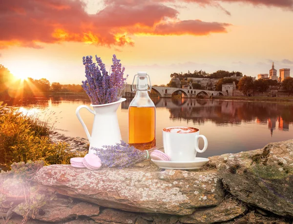 Lavendel Stilleben Med Kopp Kaffe Mot Bron Avignon Provence Frankrike — Stockfoto