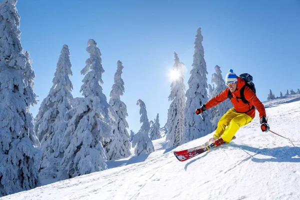 Skifahrer Fährt Hochgebirge Vor Blauem Himmel Abwärts — Stockfoto