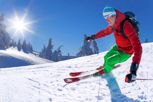Skifahrer Fährt Hochgebirge Vor Blauem Himmel Abwärts — Stockfoto