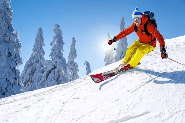 Skifahrer Fährt Hochgebirge Vor Blauem Himmel Abwärts — Stockfoto