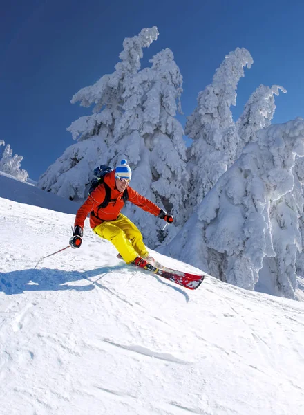 Skifahrer Fährt Hochgebirge Vor Blauem Himmel Abwärts — Stockfoto