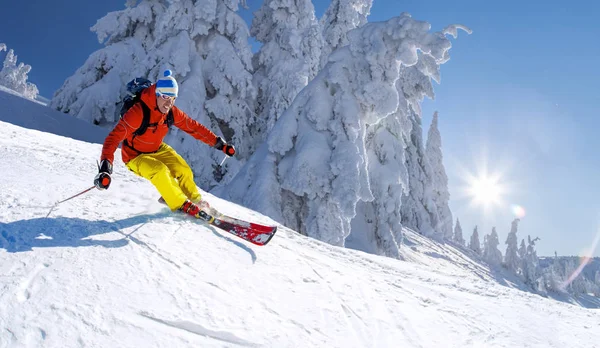 Ski Alpin Skieur Haute Montagne Contre Ciel Bleu — Photo