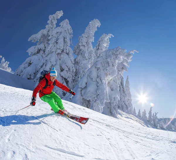 Skiër Skiën Afdaling Hoge Bergen Tegen Blauwe Hemel — Stockfoto