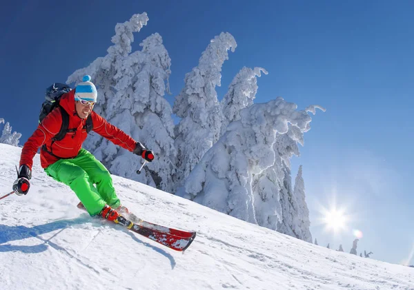 Skiër Skiën Afdaling Hoge Bergen Tegen Blauwe Hemel — Stockfoto