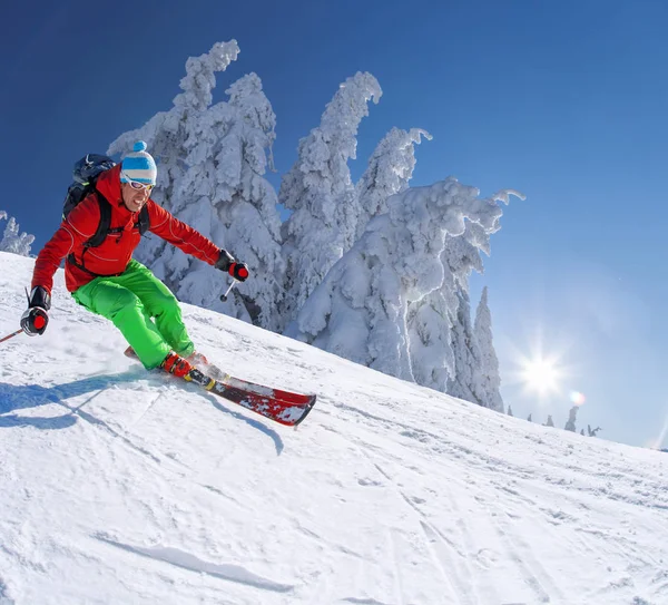 Skiër Skiën Afdaling Hoge Bergen Tegen Blauwe Hemel — Stockfoto