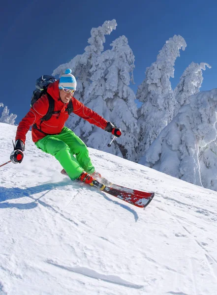 青い空を背景に高山のダウンヒル スキー スキーヤー — ストック写真