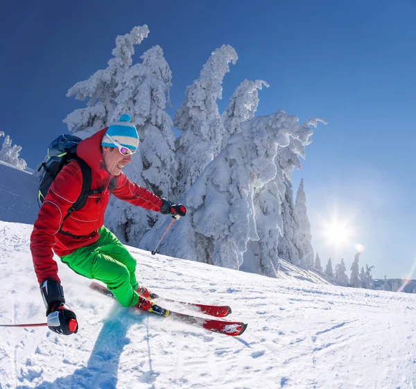 Esquiador Esquiando Cuesta Abajo Las Altas Montañas Contra Cielo Azul —  Fotos de Stock