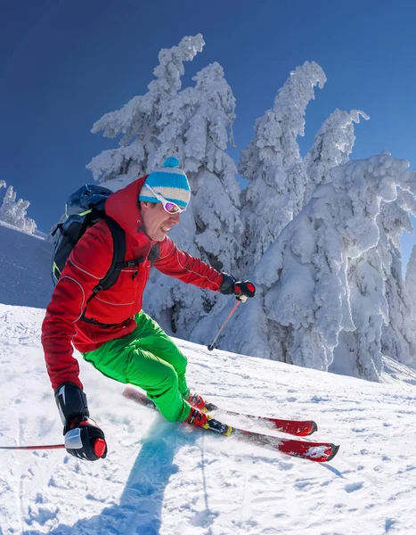 Skifahrer Fährt Hochgebirge Vor Blauem Himmel Abwärts — Stockfoto