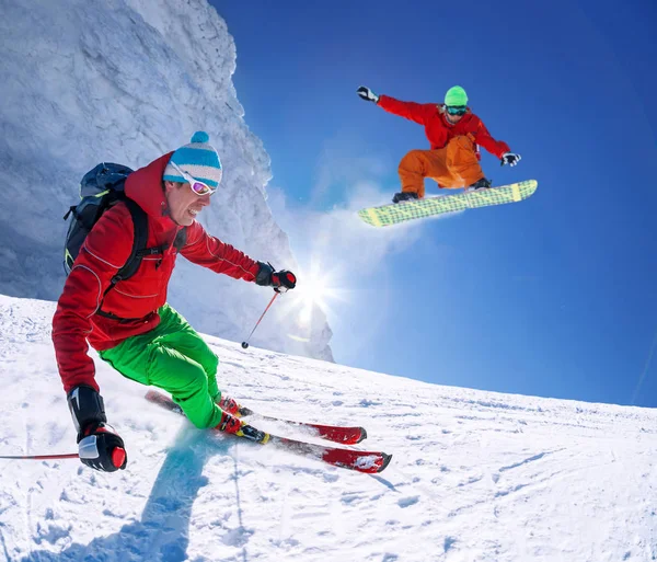 Skifahrer Fährt Hochgebirge Vor Blauem Himmel Abwärts — Stockfoto