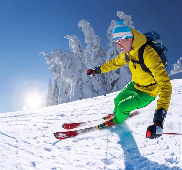 Skiër Skiën Afdaling Hoge Bergen Tegen Blauwe Hemel — Stockfoto