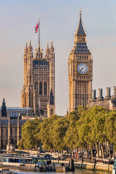 伦敦的大本营和议会大厦 — 图库照片