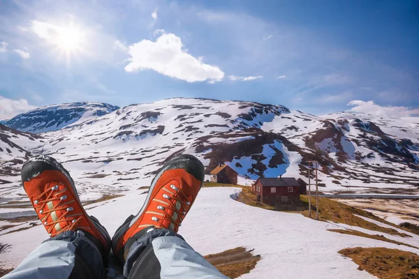 ノルウェーのフィヨルドにハイキング ブーツ — ストック写真