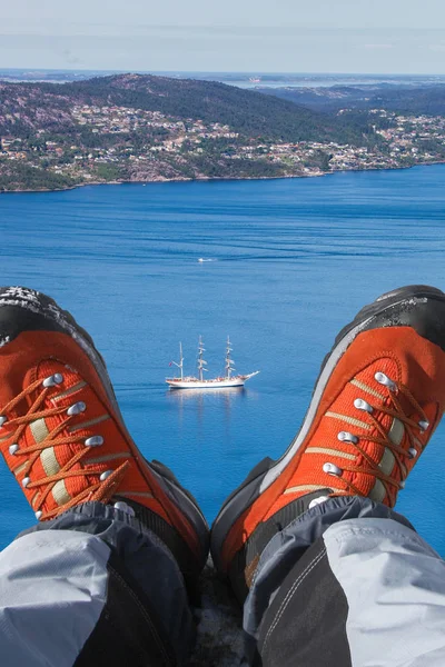 Navio Cruzeiro Com Botas Caminhada Fiorde Bergen Noruega — Fotografia de Stock