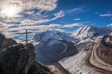 İsviçre Alpleri'nde buzullar mavi gökyüzü, Zermatt alan, İsviçre ile