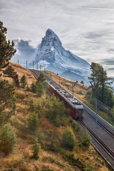 Matterhorn Piek Met Een Trein Tegen Zonsondergang Zwitserse Alpen Zwitserland — Stockfoto