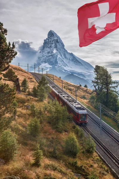 Famoso Pico Matterhorn Com Trem Gornergrat Área Zermatt Suíça — Fotografia de Stock