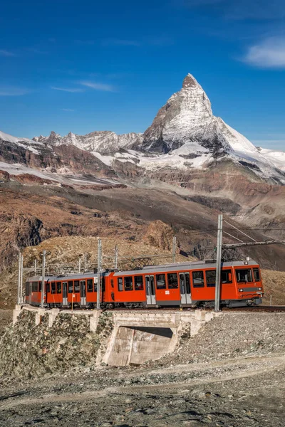 Famoso Pico Matterhorn Com Trem Gornergrat Área Zermatt Suíça — Fotografia de Stock